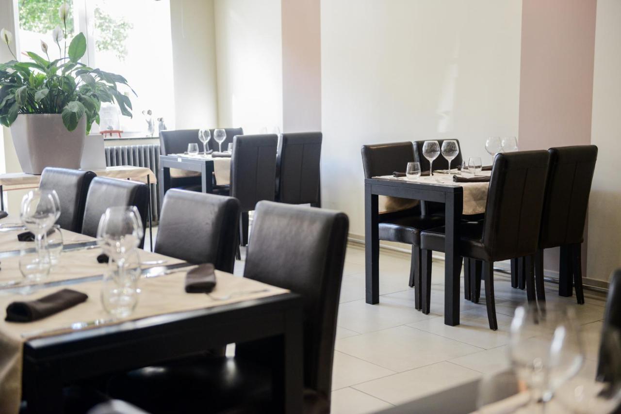 Logis Le Saint Hubert Hotel Haybes Exterior photo